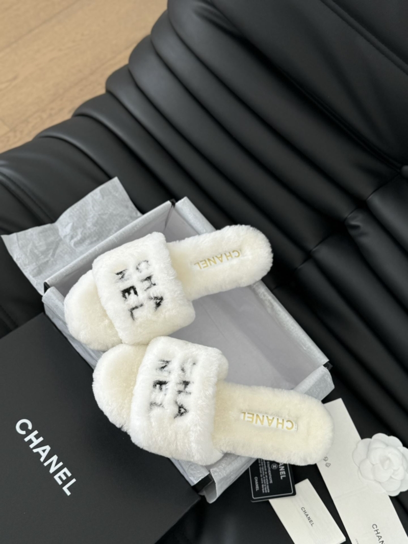 Ch**el slippers